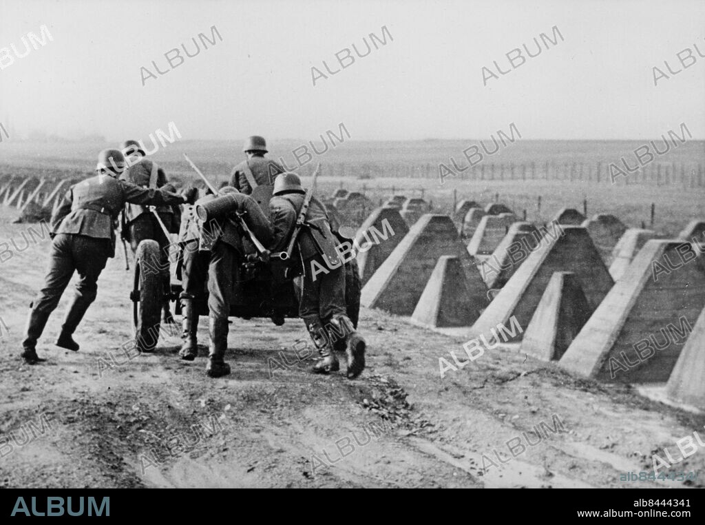 Orig. bildtext... Panzerschützen exerzieren an der Westfront. Anm. Siegfriedlinjen (ty. der Westwall), tysk befästningslinje, utbyggd 1936-1939. Från Rhen vid den tysk-holländska gränsen till den schweiziska gränsen i söder. Genombröts delvis av de allierade vid Aachen okt 1944. sites: TYSKLAND.