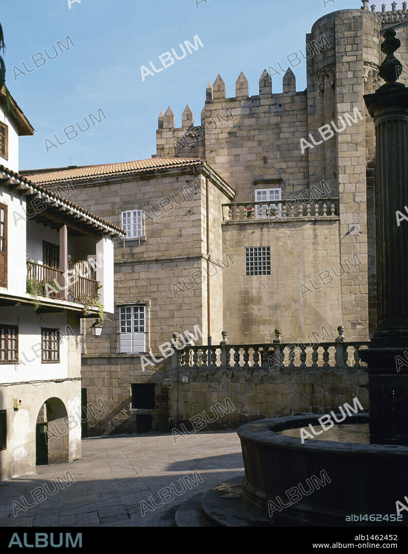 COMUNIDAD GALLEGA. OURENSE. Vista parcial de la PLAZA DEL TRIGO, con una fuente en su centro. Al fondo de la imagen, la fachada sur de la catedral. España.