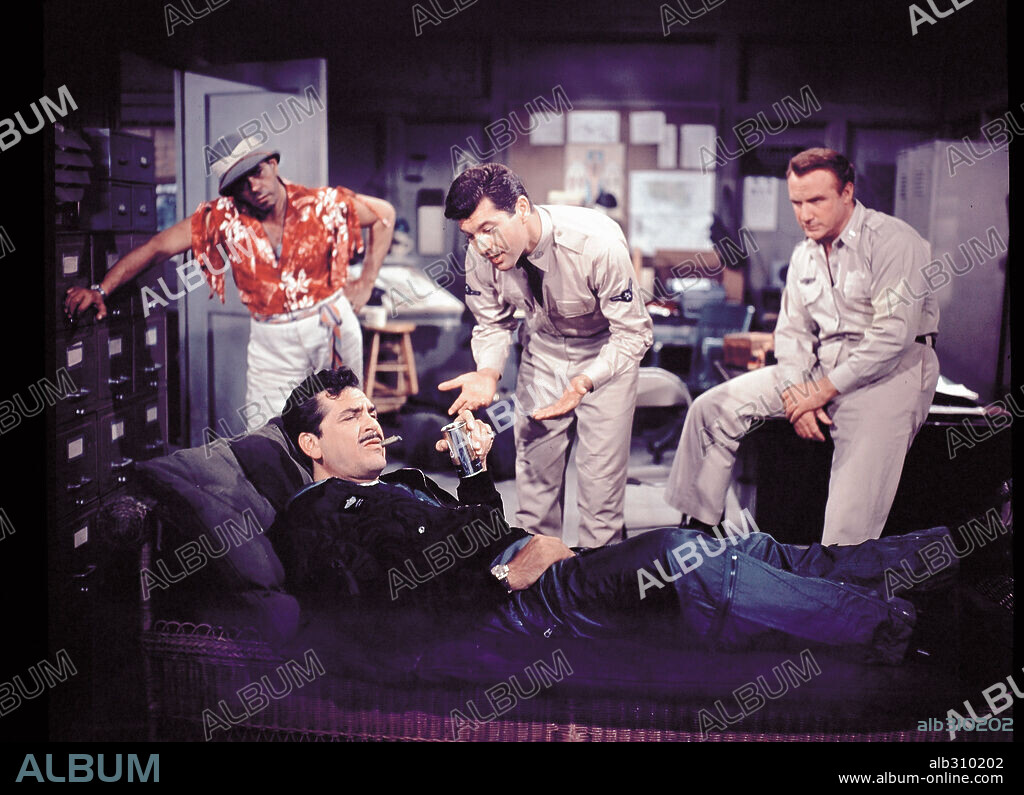 DICK SHAWN, ERNIE KOVACS, JACK WARDEN and ROBERT STRAUSS in WAKE ME WHEN IT'S OVER, 1960, directed by MERVYN LEROY. Copyright MERVYN LEROY PRODUCTIONS INC.