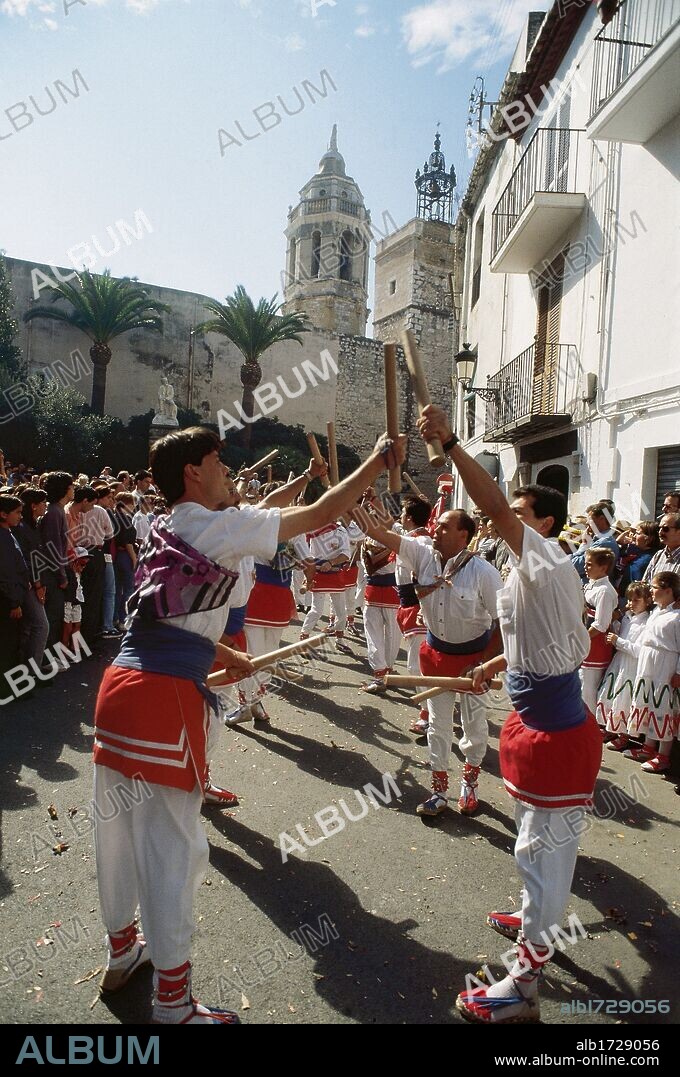 FIESTA MAYOR DE SANTA TECLA. Se celebra en el mes de septiembre en honor a la patrona de la ciudad, Santa Tecla. Vista del BAILE DE BASTONES. SITGES. Comarca de El Garraf. Provincia de Barcelona. Cataluña.
