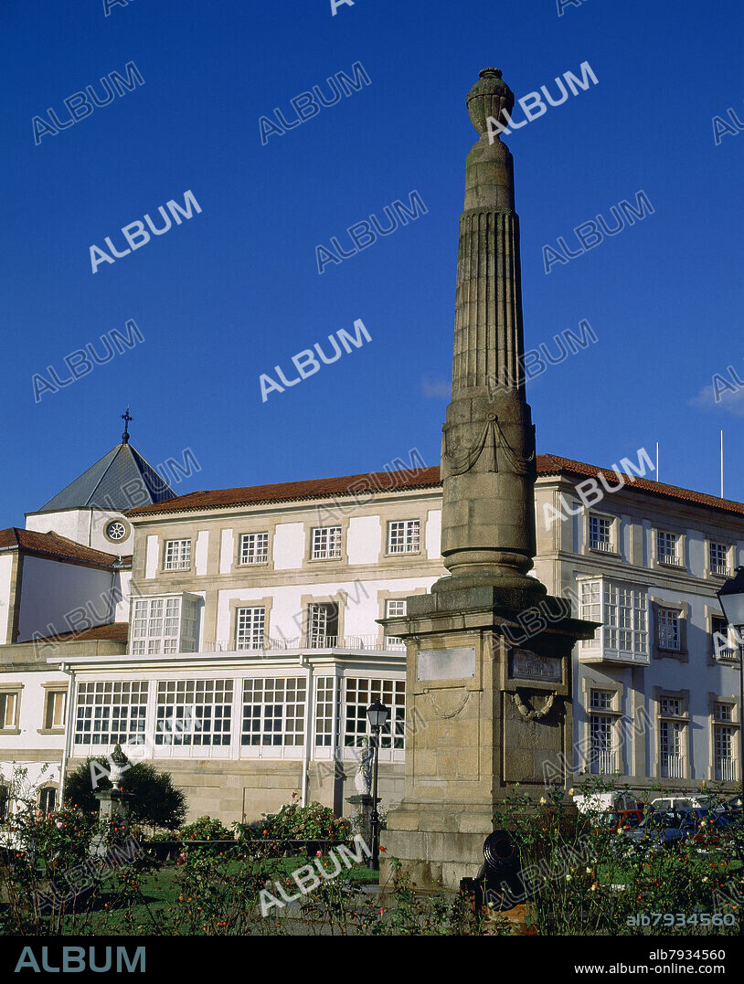 EXTERIOR DEL PARADOR NACIONAL DE FERROL JUNTO AL OBELISCO DE CHURRUCA - FOTO AÑOS 90.