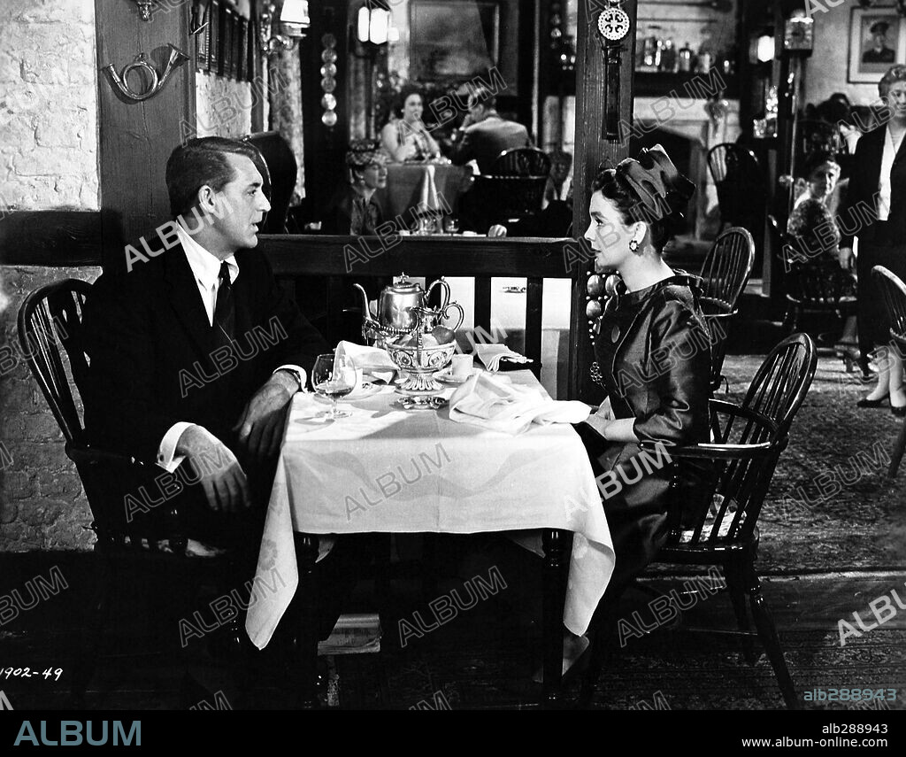 CARY GRANT and JEAN SIMMONS in THE GRASS IS GREENER, 1960, directed by STANLEY DONEN. Copyright UNIVERSAL PICTURES.