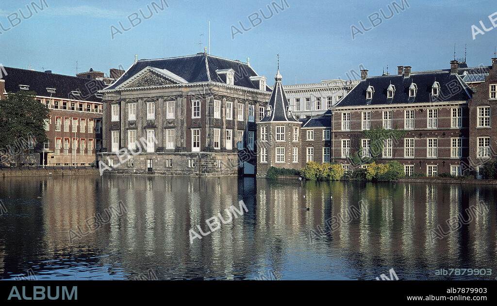 EDIFICIOS DEL BINNENHOF PARLAMENTO HOLANDES A ORILLAS DEL LAGO HOFVIJVER.