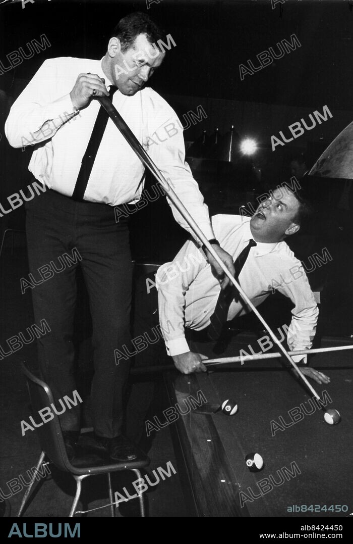 Göteborg 1966-01-25 - Ingemar Johansson spelar biljard mot skådespelaren göteborgsfödde och Nalenroaren Mats Bahr *** Local Caption *** GTIngo-019.jpg. ALLAN KARLSSON.