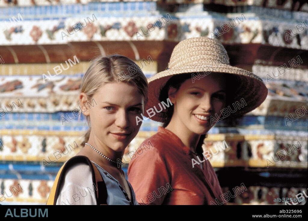 CLAIRE DANES y KATE BECKINSALE en SUEÑOS ROTOS, 1999 (BROKEDOWN PALACE), dirigida por JONATHAN KAPLAN. Copyright 20TH CENTURY FOX / CONNOR, FRANK.