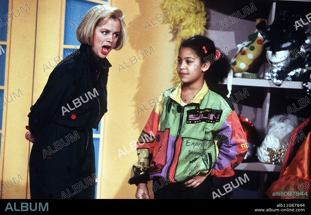 This is the show in which little people make it big. MARIJKE AMADO (photo left) welcomes children who appear in the role of their favorite star. / Headline: THE MINI PLAYBACK SHOW.