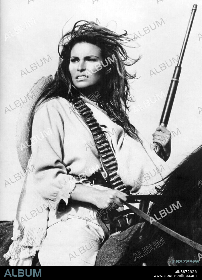 RAQUEL WELCH en LOS 100 RIFLES, 1969 (100 RIFLES), dirigida por TOM GRIES. Copyright 20TH CENTURY FOX.