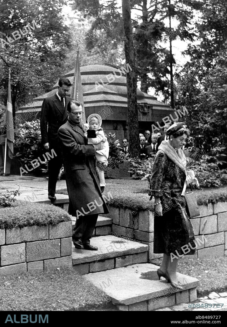 Stockholm 1958-09-17. Grevinnan Estelle Bernadotte lämnar graven efter minnestunden vid högtidlighållandet av Folke Bernadottes minne på 10-årsdagen av hans död i Jerusalem. I bakgrunden sönerna Ockie (med dottern Anna) och Bertil. Foto: SvD / TT / kod 12014.