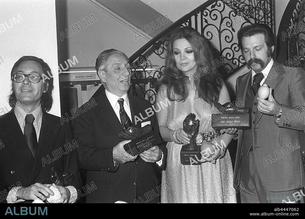 ENTREGA DE LOS PREMIOS "NARANJA" Y "LIMON".- MADRID, 12-3-1976.- Los Premios "Naranja" y "Limón", otorgados por la peña periodística "Primera Plana", fueron entregados durante una cena en el Club Internacional de Prensa. Los premios correspondieron a Sara Montiel, "Naranja" y José María Iñigo, "Limón". Asimismo, las menciones especiales "Naranja" y "Limón" a Miguel Delibes y Joaquín Viola Sauret,, respectivamente. En la foto, (izda a dcha), Francisco Umbral que recogió el premio en nombre de Delibes; Joaquín Viola, Sara Montiel y José Mª IñigoEFE.