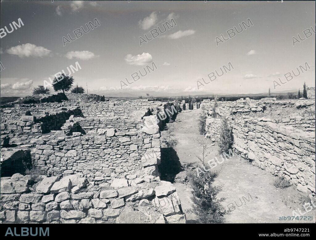 1960. Calle perpendicular A la Principal, en Ullastret (Gerona). Siglos Vi A Iv A. C.