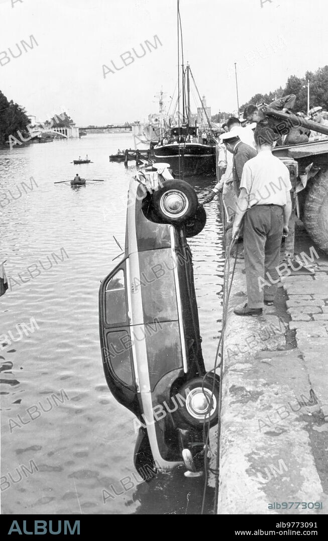 October 1960. Moment of being rescued the taxi that fell into the Guadalquivir on the 5th, and in which were five French Sailors from the crew of the warship "the Provenzal". In the accident, taxi driver Manuel Moscoso and boatswain Francois Baudain have disappeared, and the body of sailor Olaksak can be extracted.