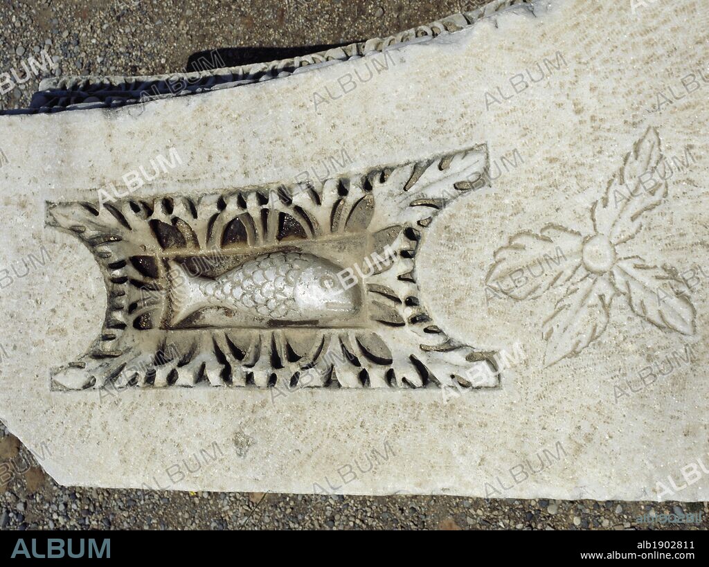ARTE ROMANO. ASIA MENOR. TURQUIA. Detalle escultórico de un PEZ. TEATRO (S. II d. C). Yacimiento Arqueológico de HIERAPOLIS. Pamukkale. Península Anatólica.