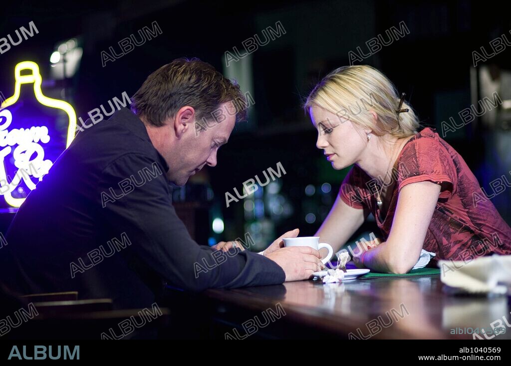 AMY SMART and KIEFER SUTHERLAND in MIRRORS, 2008, directed by ALEXANDRE AJA. Copyright CASTEL FILM ROMANIA/NEW REGENCY PICTURES/REGENCY ENTERPRISES / SALABASEV, TONI.