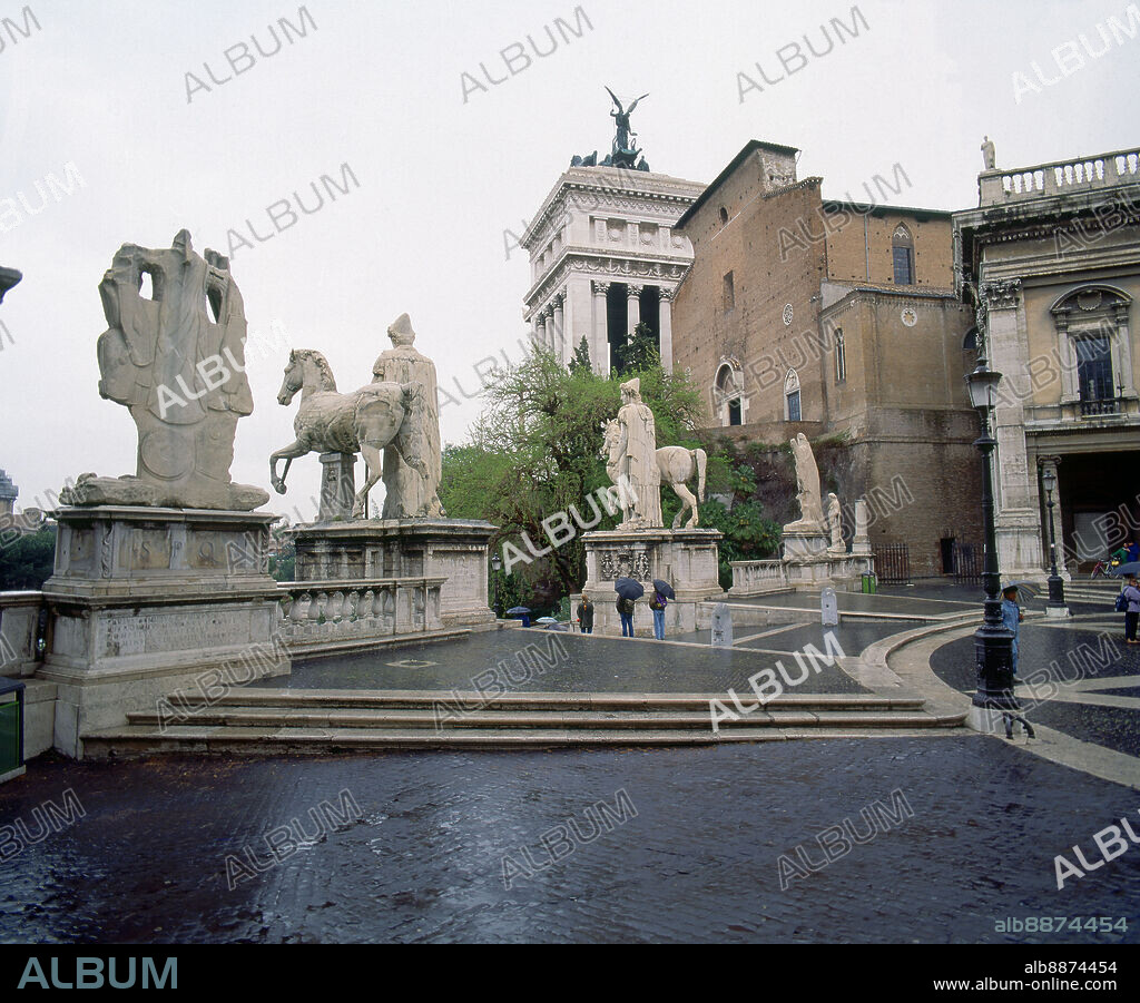 ESCULTURAS DE CASTOR Y POLUX QUE CORONAN LA ESCALERA QUE LLEVA AL CAMPIDOGLIO - FOTO AÑOS 90.