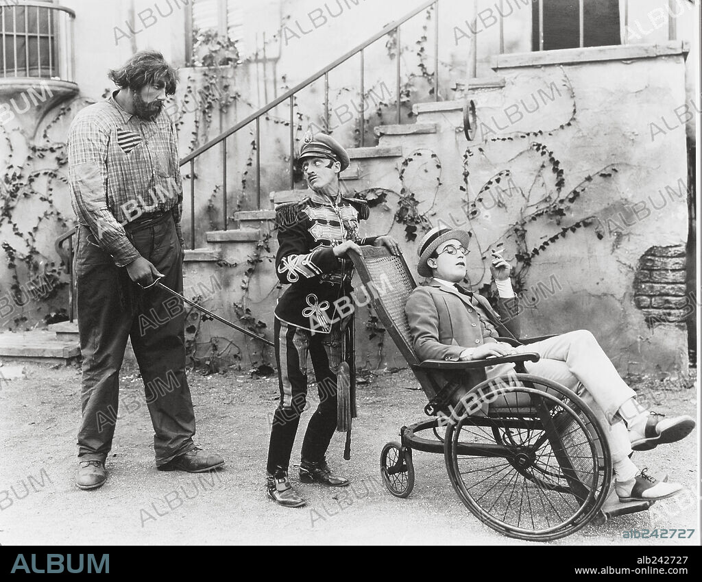 HAROLD LLOYD in WHY WORRY?, 1923, directed by FRED NEWMEYER. Copyright HAL ROACH/PATHE EXCHANGE.