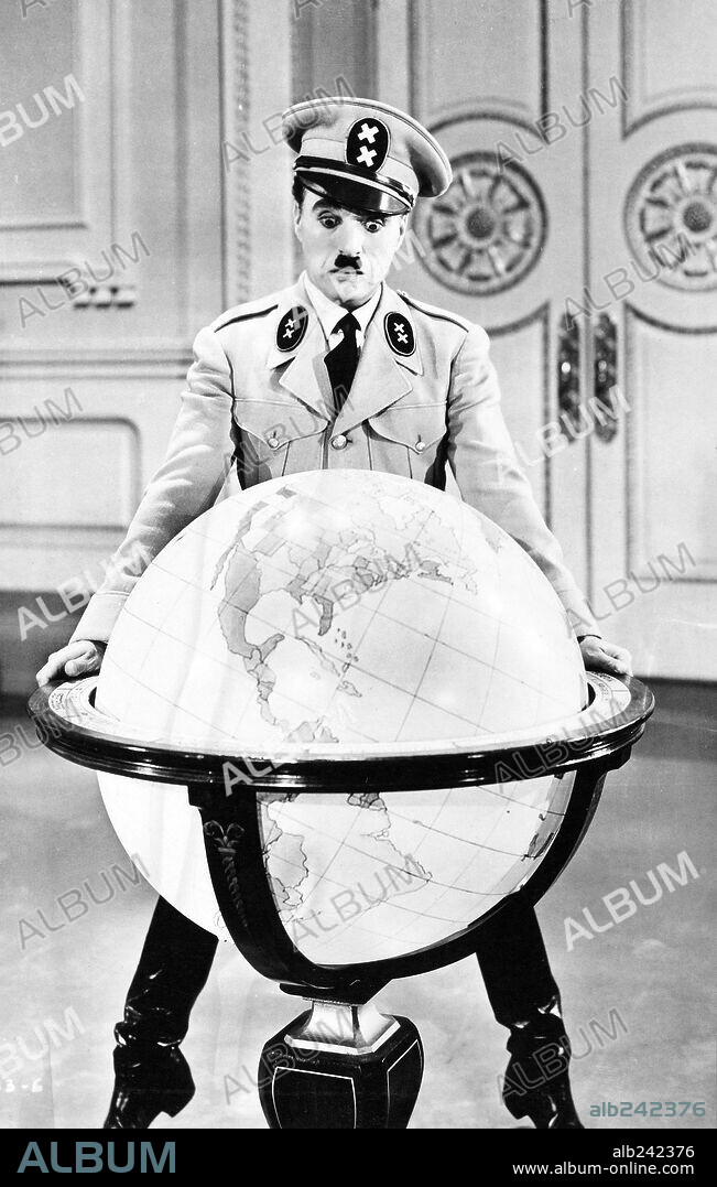 Adolf Hitler und Chaplin. CHARLIE CHAPLIN in THE GREAT DICTATOR, 1940, unter der Regie von CHARLES CHAPLIN. Copyright UNITED ARTISTS.