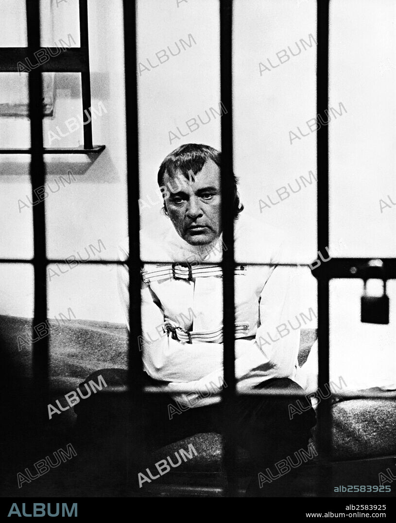 RICHARD BURTON in HAMMERSMITH IS OUT (1972), directed by PETER USTINOV. Copyright CINERAMA RELEASING CORPORATION.