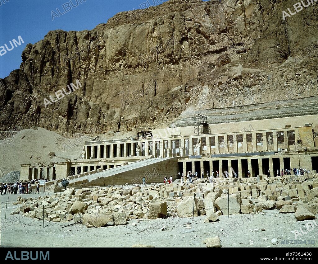 TEMPLO FUNERARIO DE LA REINA HATSHEPSUT- DEIR-EL-BAHARI - SIGLO XV AC - FOTO AÑOS 80.