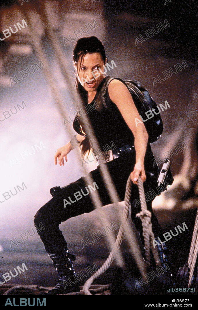 ANGELINA JOLIE en LARA CROFT: TOMB RAIDER, 2001, dirigida por SIMON WEST. Copyright PARAMOUNT PICTURES / BAILEY, ALEX.