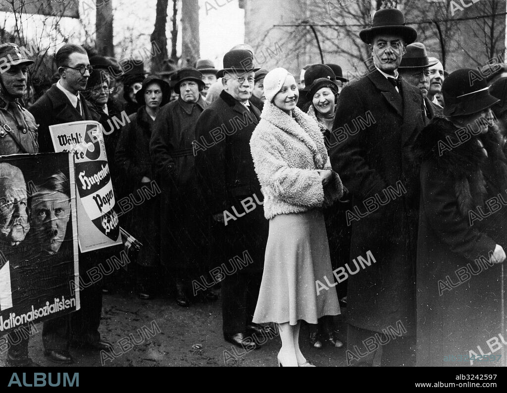 Orig. bildtext... REICHSMINISTER HUGENBERG GEHT ZUR WAHL. U.B.z. Reichsernährungs- und Wirtschaftsminister Hugenberg wartet (in der Mitte, mit Brille) vor seinem Wahllokal in Dahlem bis er seine Stimme abgeben kann. Anm. A Hugenberg, 1865-1951, tysk politiker och finansman, riksekonomiminister i Hitlers regering 1933 Affischer persons: Alfred Hugenberg sites: TYSKLAND PhotoDate:1933-03-??.