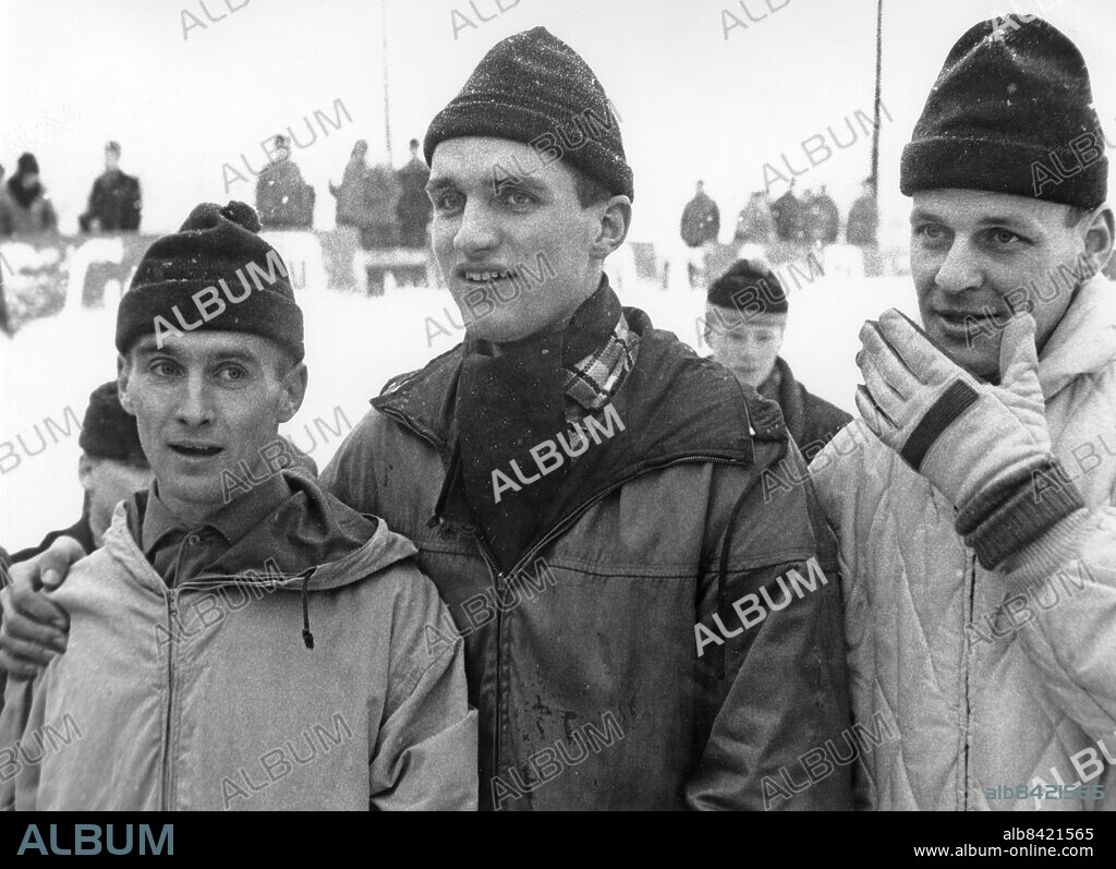 SOLLEFTEÅ 1962-02-04. Backhopparna Kjell Sjöberg (tv), Gösta Nordin och Sune Holmberg i samband med SM i backhoppning i Sollefteå.. Foto: Arne Schweitz / EXP / TT / Kod: 1049. **AFTONBLADET OUT**.