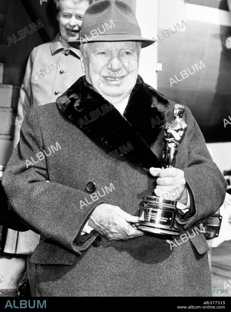 CHARLIE CHAPLIN. 44ª Edición de los Premios Oscar / 1972.
Charles Chaplin premiado con el Oscar Honorífico. 1972