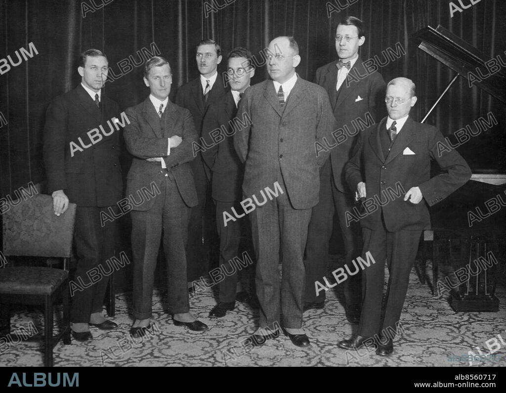 STOCKHOLM 1926.. Orig.bildtext... 1926 Tjänstemannastaben i Stockholm. fr.v. ing. Walter Holmstedt, red. Nils Holmberg, kapt. Gösta Lilliehöök, sekr. Rudolf Nordström, dir. Gustaf Reuterswärd, Sven Jerring, musik dir. Natanael Broman Not. 1926 Personal och direktör Anm. Programledare Kostymer Damasker Studios Chefer Radiochefer Publ. i Etermediernas bok Kampen om Monopolet sid.39 CD177 persons: Gustaf Reuterswärd ;Gösta Lilliehöök ;Natanael Bromam ;Nils Holmberg ;Rudolf Nordström ;Sven Jerring ;Walter Holmstedt sites: SVERIGE STOCKHOLM.