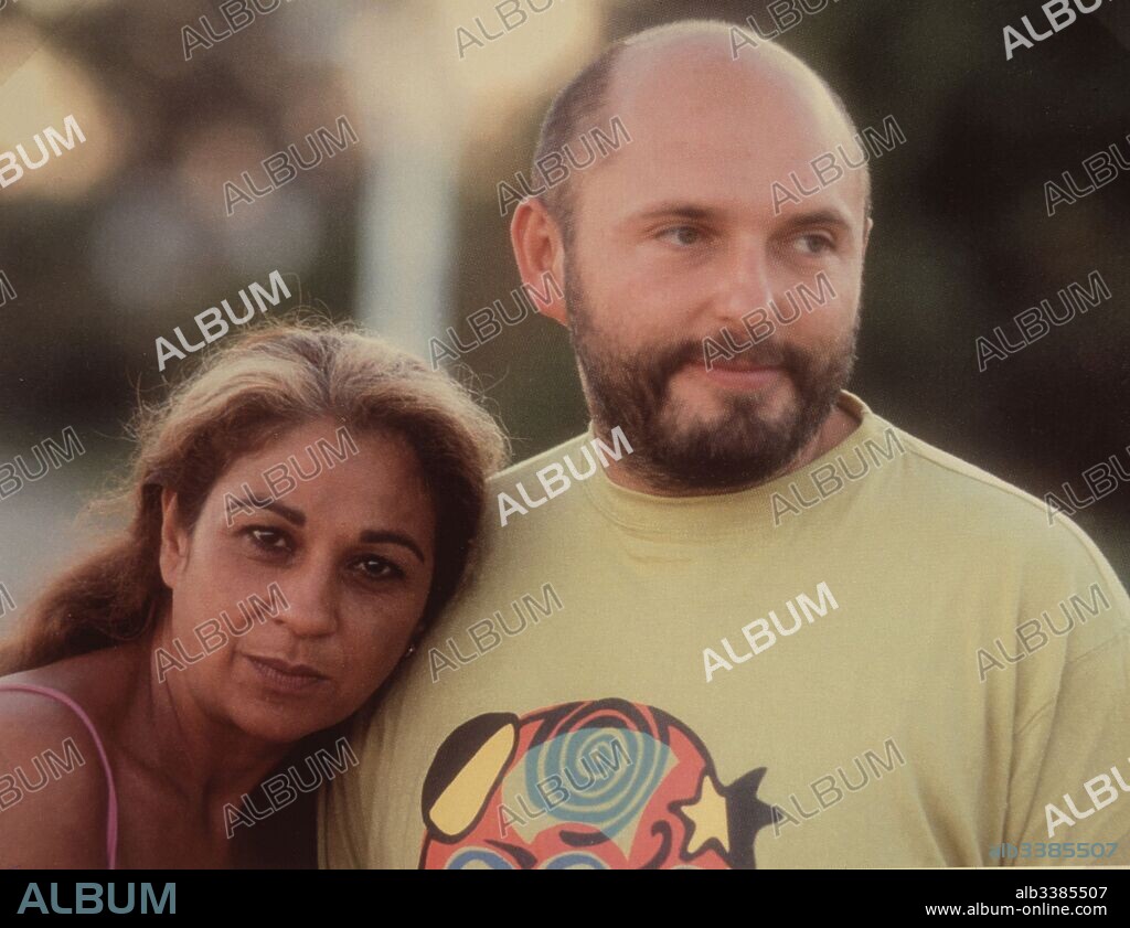LOLITA FLORES  LOLA GONZALEZ FLORES CANTANTE ESPAÑOLA  JUNTO A MIGUEL ALBADALEJO , DIRECTOR DE LA PELICULA " RENCOR ".