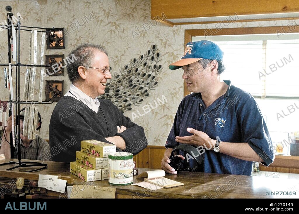 ANG LEE y JAMES SCHAMUS en DESTINO: WOODSTOCK, 2009 (TAKING WOODSTOCK), dirigida por ANG LEE. Copyright FOCUS FEATURES.
