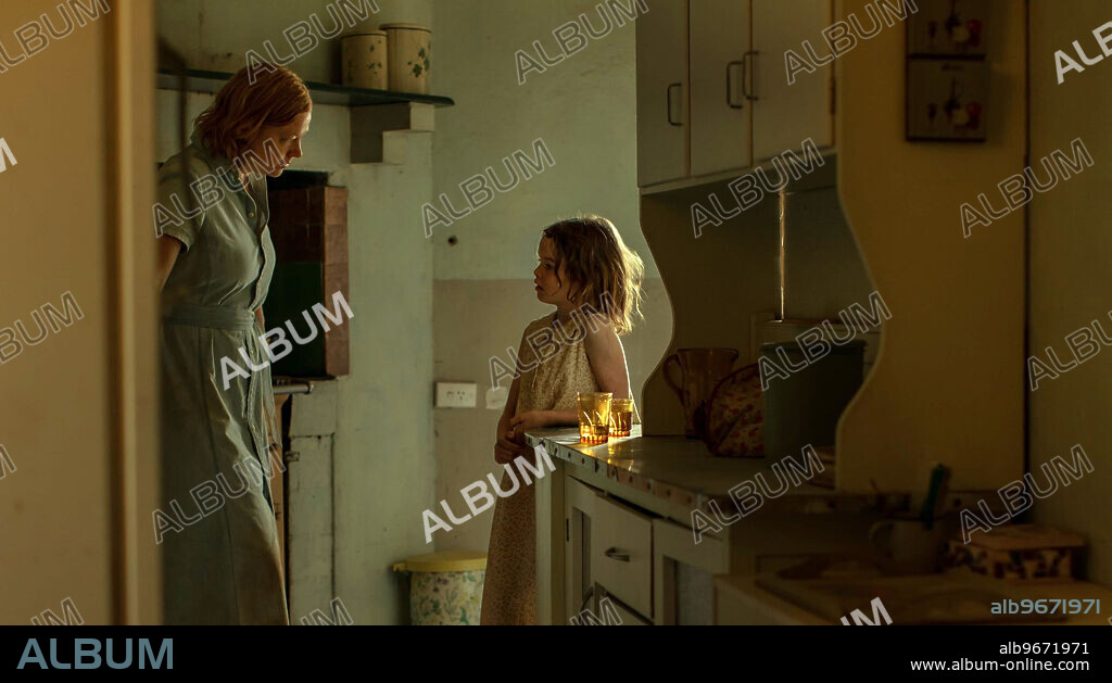 LILY LATORRE y SARAH SNOOK en HUYE, CONEJO, HUYE, 2023 (RUN RABBIT RUN), dirigida por DAINA REID. Copyright CARVER FILMS.
