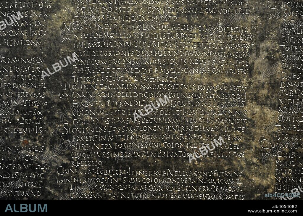 Lex Coloniae Genitiuae Iuliae. Ley municipal de la antigua Urso (Osuna) promulgada el 44 a. C. Publicada en tablas de bronce entre el 20 y el 24 d. C. Segunda tabla. Capítulos 70 a 82. Detalle. Trata la obligación de augures y pontífices de vivir en la colonia, nombramiento de legados, prohibe gratificaciones para evitar abusos, jurisdicción de ediles, procedimiento de acciones populares y los medios judiciales para que los colonos exijan el cumplimiento de la obligaciones cívicas. Museo Arqueológico Nacional. Madrid. España.