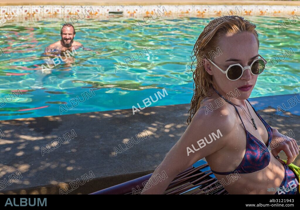 DAKOTA JOHNSON and RALPH FIENNES in A BIGGER SPLASH, 2015, directed by LUCA GUADAGNINO. Copyright FRENESY COMPANY.
