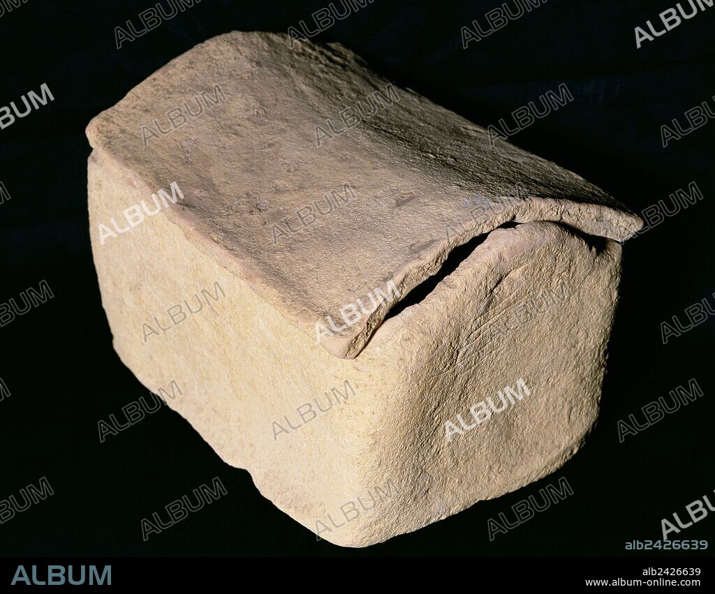 ARTE ROMANO. ESPAÑA. URNA FUNERARIA que representa una casa. Procede de la Necrópolis del municipio de la Bética romana de Carmona, 206 a. C. (provincia de Sevilla, Andalucía). Museo Episcopal de Vic. Provincia de Barcelona. Comarca de Osona. Cataluña.