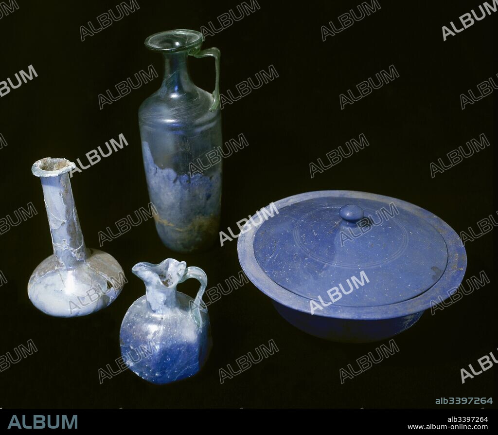 Conjunto de vidrio romano. Datado en el siglo I d. C. aproximadamente. Museo Nacional de Arte Romano. Mérida. Provincia de Badajoz. Extremadura. España.