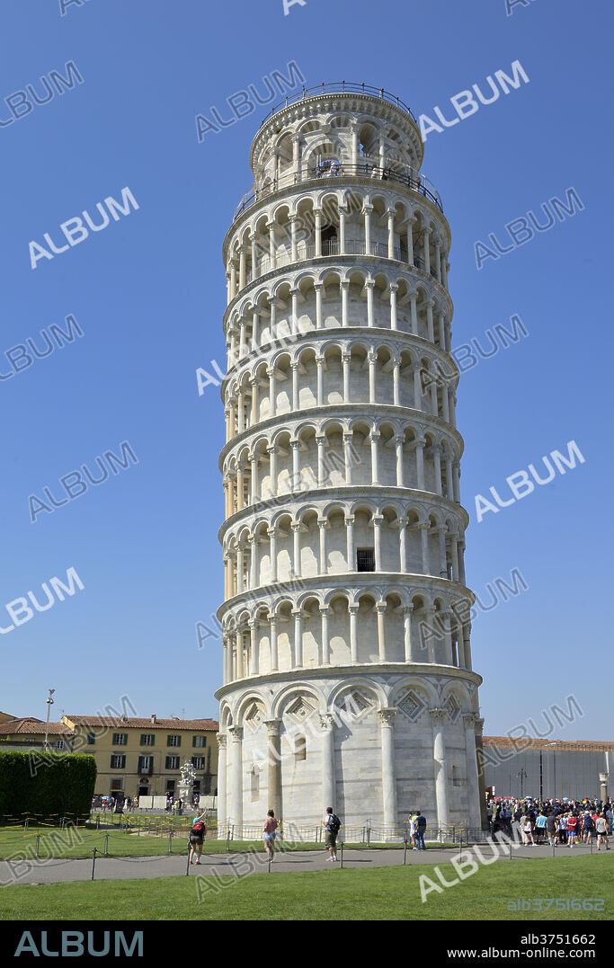 Leaning Tower (Torre Pendente), Piazza del Duomo (Cathedral Square), Square of Miracles, UNESCO World Heritage Site, Pisa, Tuscany, Italy, Europe.