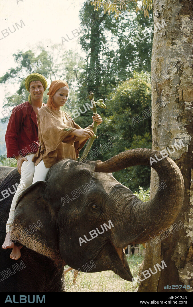 JEAN-PAUL BELMONDO et URSULA ANDRESS dans LES TRIBULATIONS D'UN CHINOIS EN CHINE, 1965, réalisé par PHILIPPE DE BROCA. Copyright LES FILMS ARIANE/LES PRODUCTIONS ARTISTE ASSOCIES/VIDE CINEM.