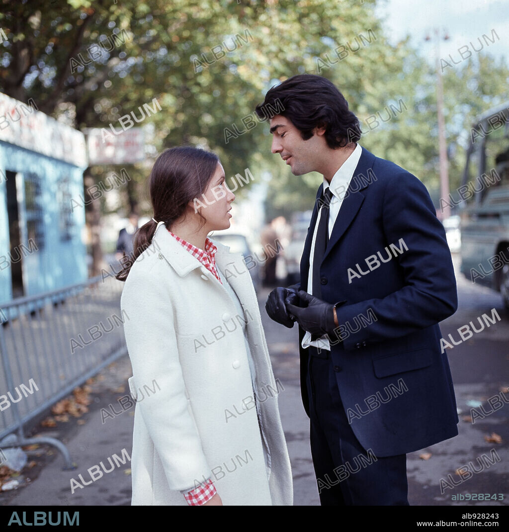 Ana Belén y MAXIMO VALVERDE en ESPAÑOLAS EN PARIS, 1971, dirigida por ROBERTO BODEGAS.