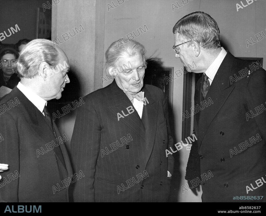 Stockholm 1952-02-03. Ragnar Hoppe, Carl Eldh och kung Gustaf VI Adolf vid vernissage på Liljevalchs konsthall. Foto: SvD / TT / kod 12014.