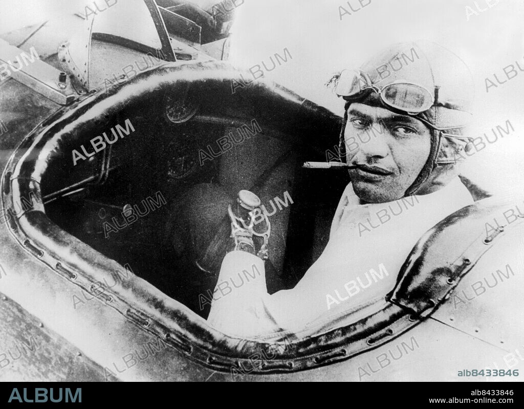 Orig. bildtext... ARMLESS FLIER TO ATTEMPT ATLANTIC FLIGHT. Said to bee the only armless flier in the world Loxla Thornton of Fresno, California, will attempt to fly from N.Y. to Paris early this spring, in a specially constructed plane. Thornton flies any standard make of plane, without any special attachements other than an iron hook, and has been flying for the past nine years in commercial and exhibition work without a single accident. Photo shows: Loxla Thornton in the cockpit of one of his planes. The iron hook with which he controlls the plane may be seen on the control stick. Anm. L Thornton förlorade båda sina armar i en olycka 1918, året därpå lärde han sig flyga. Armproteser Cigarettmunstycke Styrspak Vid spakarna CD420 persons: LOXLA THORNTON sites: USA.