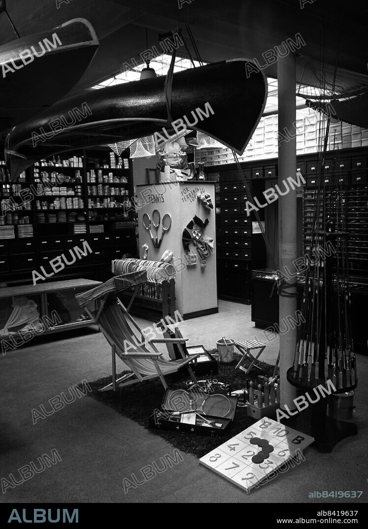 ARKIV 1942 . Interiör från Mauritz Widforss Vapenhandel på Götgatan i Stockholm. Widforss har anor från 1779. I slutet på 1800-talet tog Mauritz Widforss över verksamheten och företaget bär sedan dess hans namn. I dag har man butiker på Fredsgatan, Skånegatan och Nacka Strand och är kunglig hovleverantör.. Widforss weapon store at Götgatan in Stockholm. Widforss has a long history which started 1779.. Foto: Peddy Moberg / TT Historical / Kod: 1900.