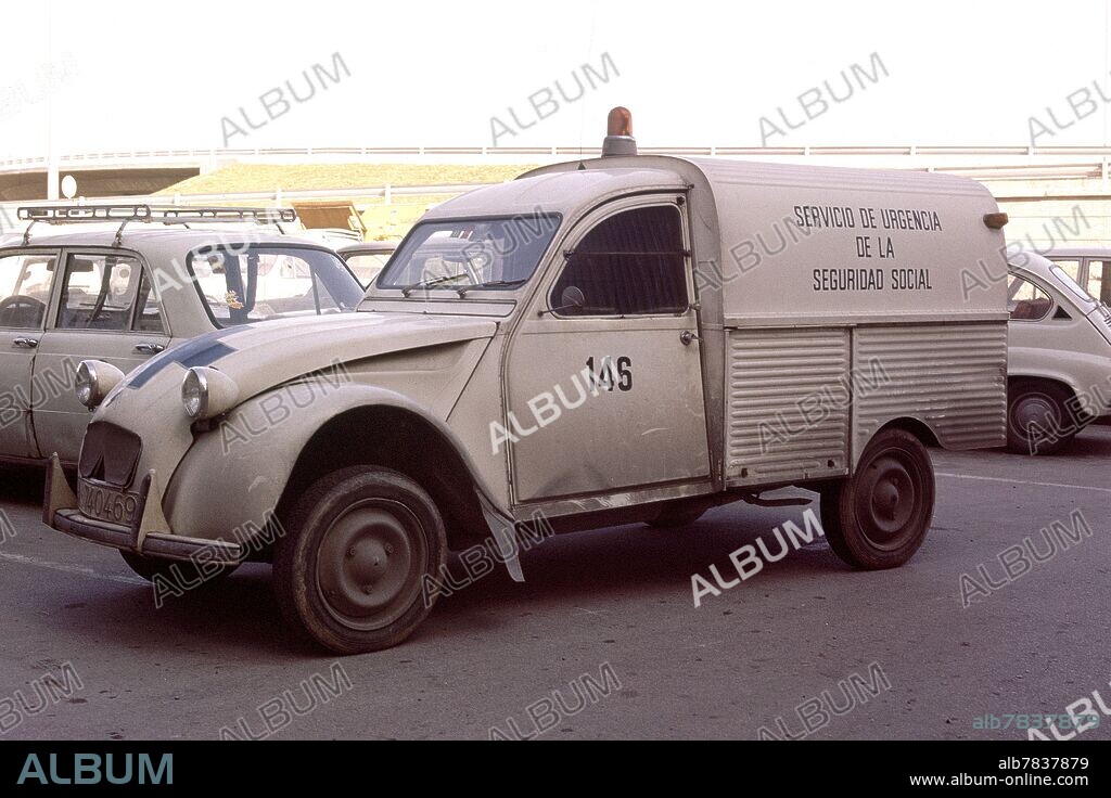 COCHE DE EMERGENCIAS CITROEN 2CV FURGONETA- FOTO AÑOS 70.