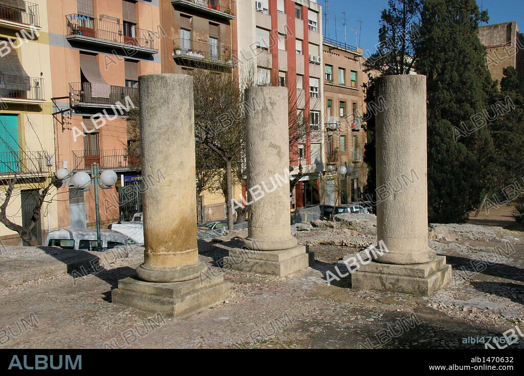 ARTE ROMANO. ESPAÑA. FORO DE LA COLONIA O FORO LOCAL DE TARRAGONA. Situado en la parte baja de la ciudad romana, dentro del área residencial. El primer foro data de época republicana (II a. C), pero en el año I d. C Augusto mandó monumentalizarlo. Restos de las columnas del peristilo o plaza porticada.. Tarragona, capital. Cataluña.