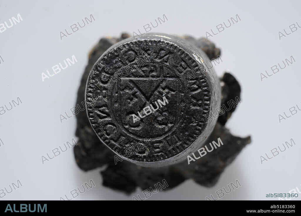 stamp (for coins and tokens), Anonymous, 1573, General: 4.7 x 5.9cm (47 x 59mm), Diameter stamp: 2.1cm (21mm), Elongated iron stamp, used for striking the reverse of an emergency coin of 1 penny from the Catharinagasthuis. The stamp surface shows the Leiden coat of arms, depicted as a shield with two crossed keys. The year 1573 is mirrored above this. The circular GEDENCT DEN ARMEN, city arms.