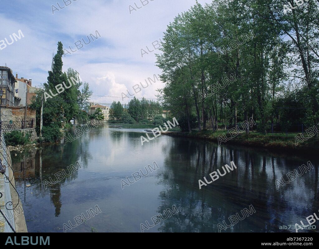 RIO PISUERGA A SU PASO POR LA POBLACION.