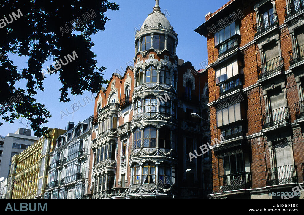 Acera de Recoletos; fachadas (arquitectura modernista y otras).