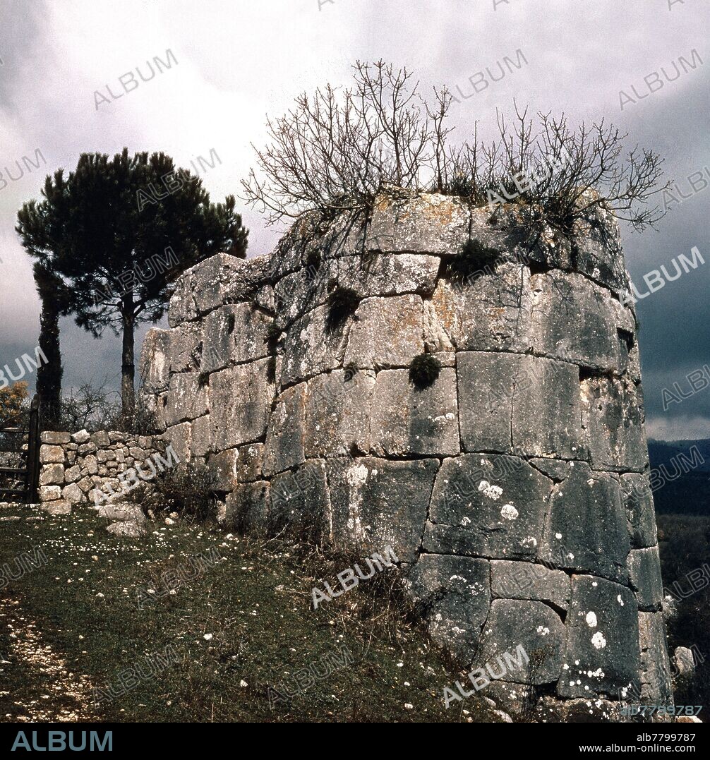 AUTOR LIBRE 01307. MURALLA CONSTRUIDA SOBRE EL AÑO 600 AC.