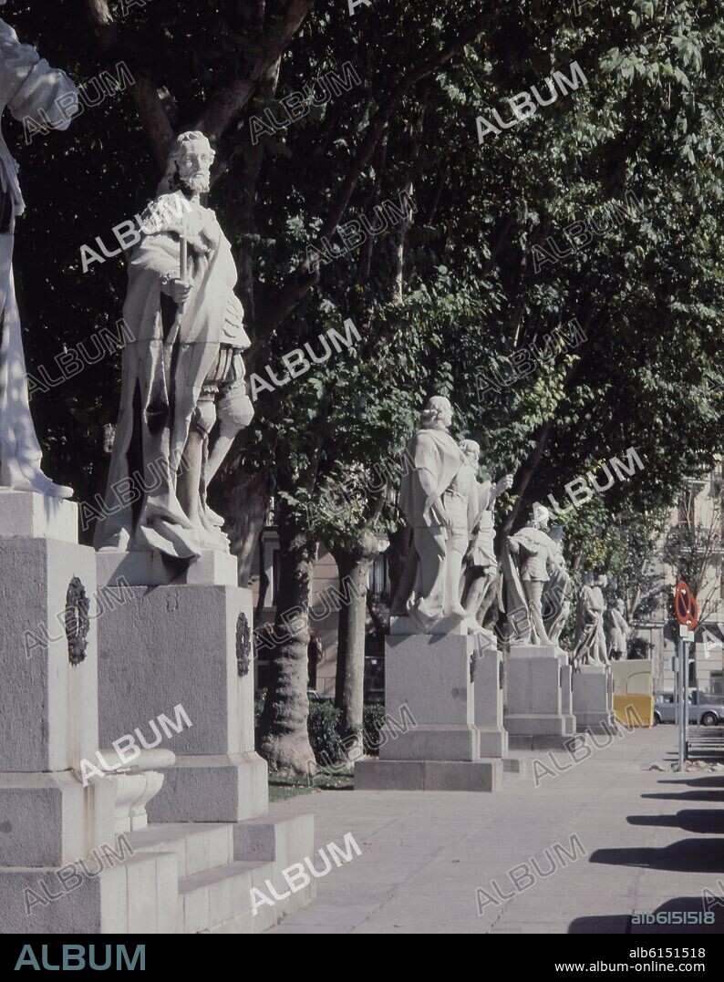 PLAZA DE ORIENTE - ESCULTURAS DE LOS REYES DE CASTILLA-LEON - SIGLO XVIII - FOTO AÑOS 70.