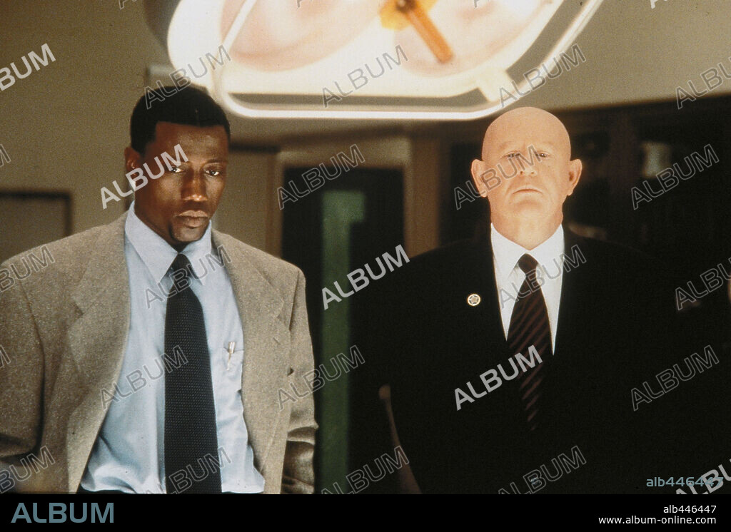 DANIEL BENZALI and WESLEY SNIPES in MURDER AT 1600, 1997, directed by DWIGHT H. LITTLE. Copyright WARNER BROTHERS.