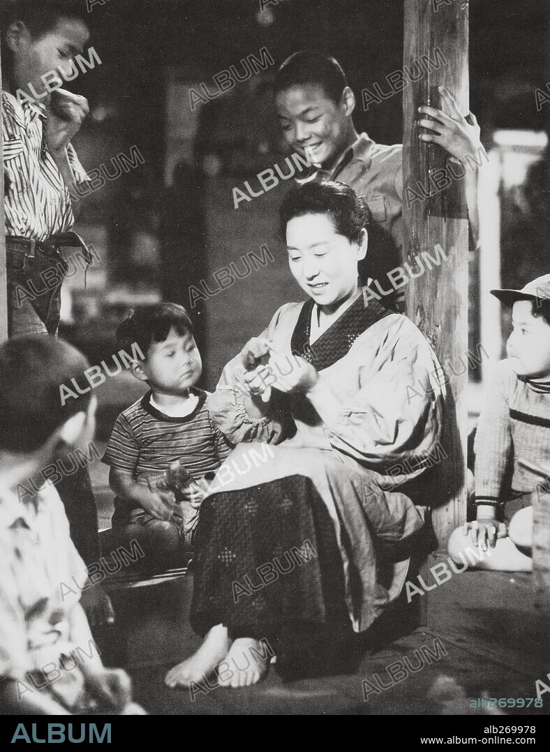 KINUYO TANAKA en MADRE, 1952 (OKASAN), dirigida por MIKIO NARUSE. Copyright SHINTOHO COMPANY.