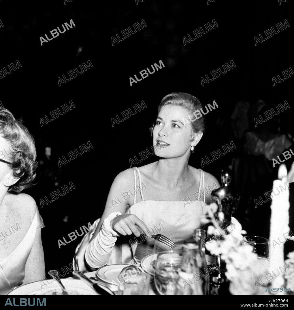 GRACE KELLY en HISTORIA DEL CINE: OSCARS (FILM HISTORY: OSCARS). 27ª Edición de los Premios Oscar / 1955. 
Grace Kelly en la cena de la ceremonia de los Oscars. 1955